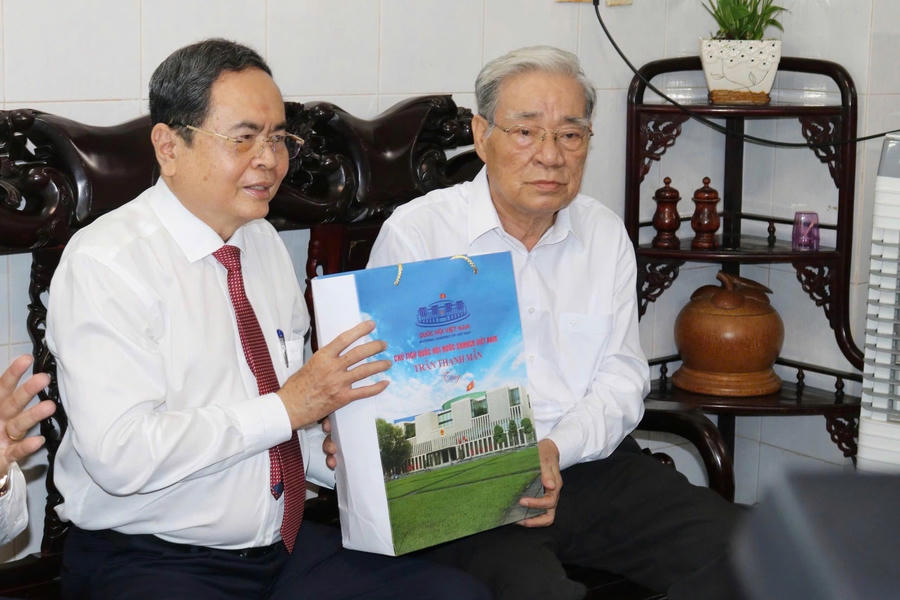 Chủ tịch Quốc hội Trần Thanh Mẫn thăm, tặng quà thương binh&nbsp;ông Bùi Văn Truyện.
