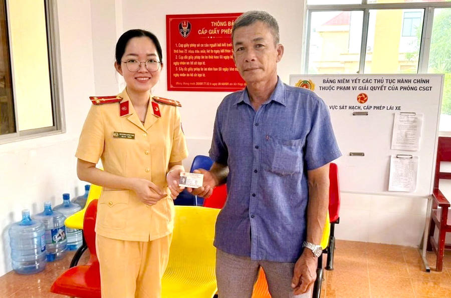 Cán bộ Phòng CSGT trả GPLX cấp đổi trong ngày cho người dân tại bộ phận tiếp nhận hồ sơ.