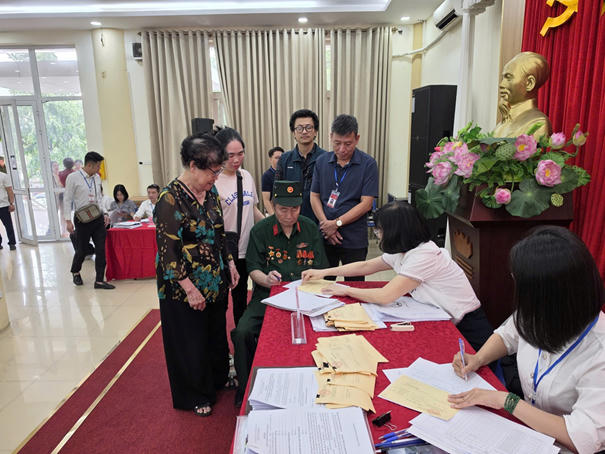 Đại diện các hộ gia đình làm thủ tục để tiến hành bốc thăm căn hộ.