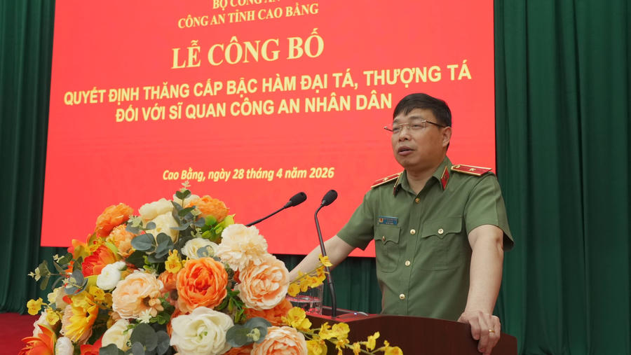 Thiếu tướng Nguyễn Quang Vinh, Ủy viên BTV Tỉnh ủy, Giám đốc Công an tỉnh phát biểu giao nhiệm vụ tại buổi lễ. Ảnh: CA Cao Bằng.