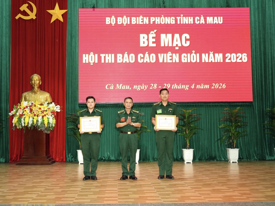 Đại tá Nguyễn Quang Hà - Phó Chính ủy Ban Chỉ huy BĐBP tỉnh Cà Mau&nbsp;trao Giấy khen cho thí sinh đạt giải Nhì.
