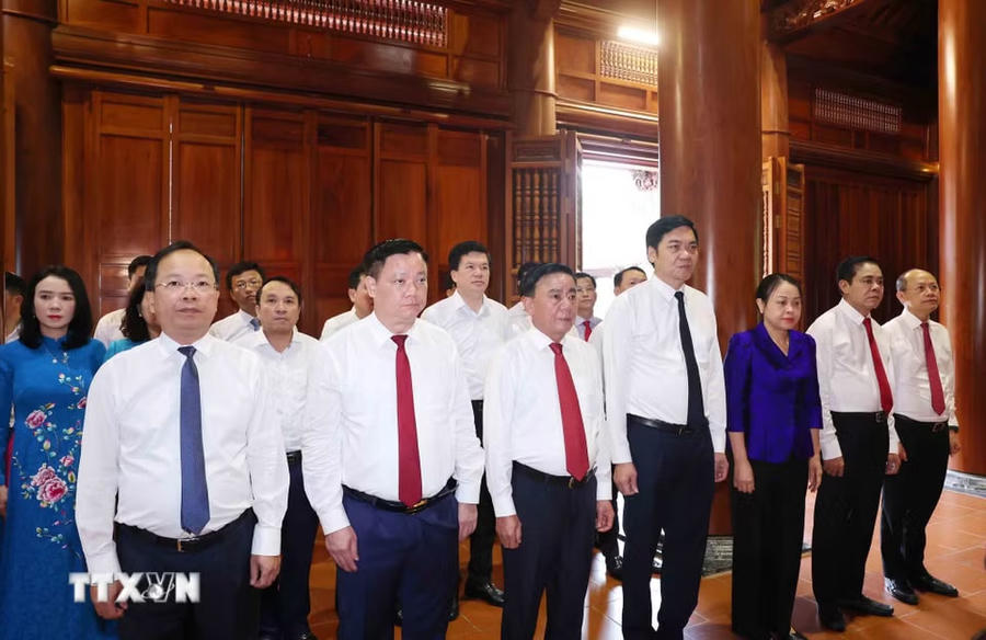 Thường trực Ban Bí thư Trần Cẩm Tú cùng Đoàn công tác dâng hương tưởng niệm Chủ tịch Hồ Chí Minh tại Khu Di tích Quốc gia Đặc biệt Kim Liên. Ảnh: TTXVN