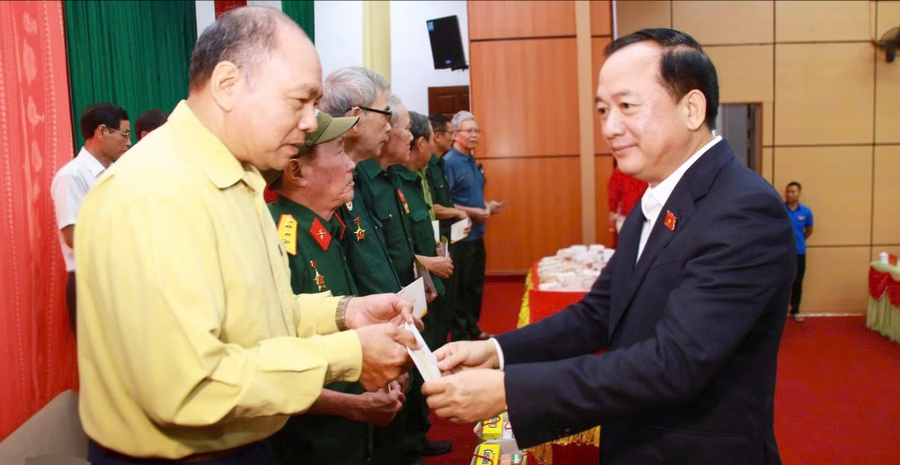 Trưởng Ban Tuyên giáo và Dân vận Trung ươngTrịnh Văn Quyết tặng quà cho các gia đình chính sách trên địa bàn phường Hà Giang 1 và 2.