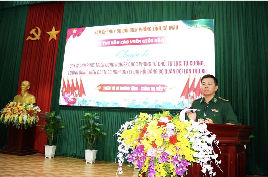 Thiếu tá Võ Hoàng Tặng - Chính trị viên Đồn Biên phòng Tân Tiến (BĐBP Cà Mau) trình bày phần thi thuyết trình chuyên đề.