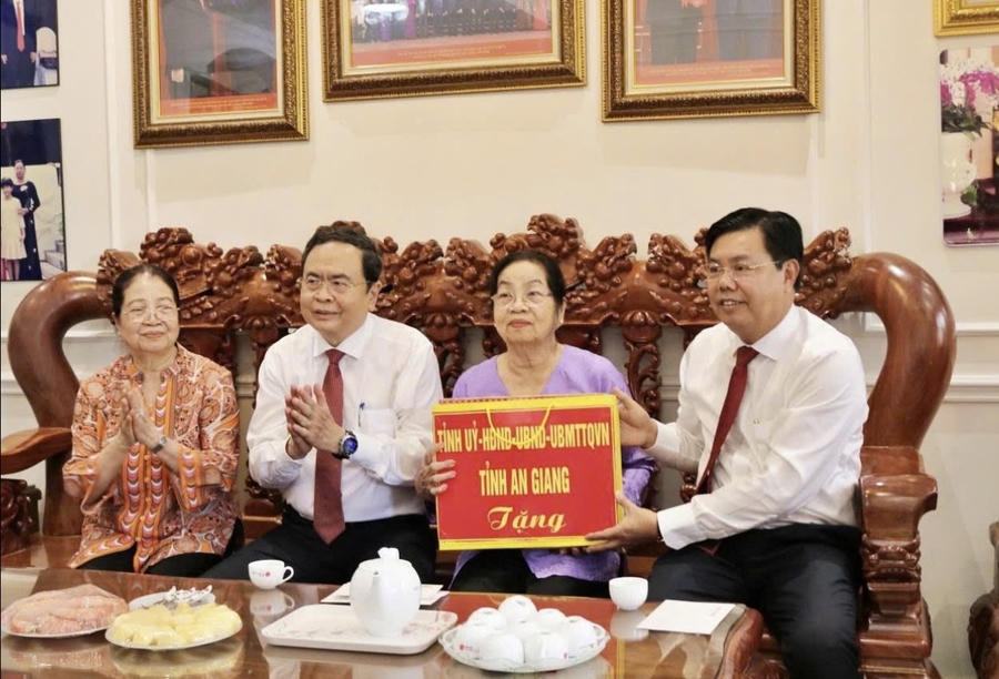 Chủ tịch Quốc hội Trần Thanh Mẫn thăm, tặng quà bà Trần Thuỷ Cần là vợ liệt sĩ.