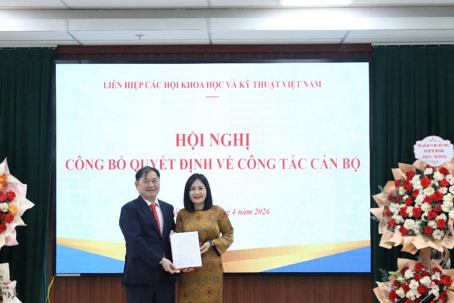 Chủ tịch VUSTA Phan Xuân Dũng trao quyết định bổ nhiệm bà Bùi Thị Thu Hằng giữ chức vụ Giám đốc, Tổng Biên tập Nhà xuất bản Tri thức.