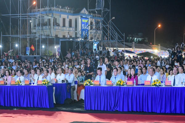 Đông đảo nhân dân, du khách tham dự lễ khai mạc.