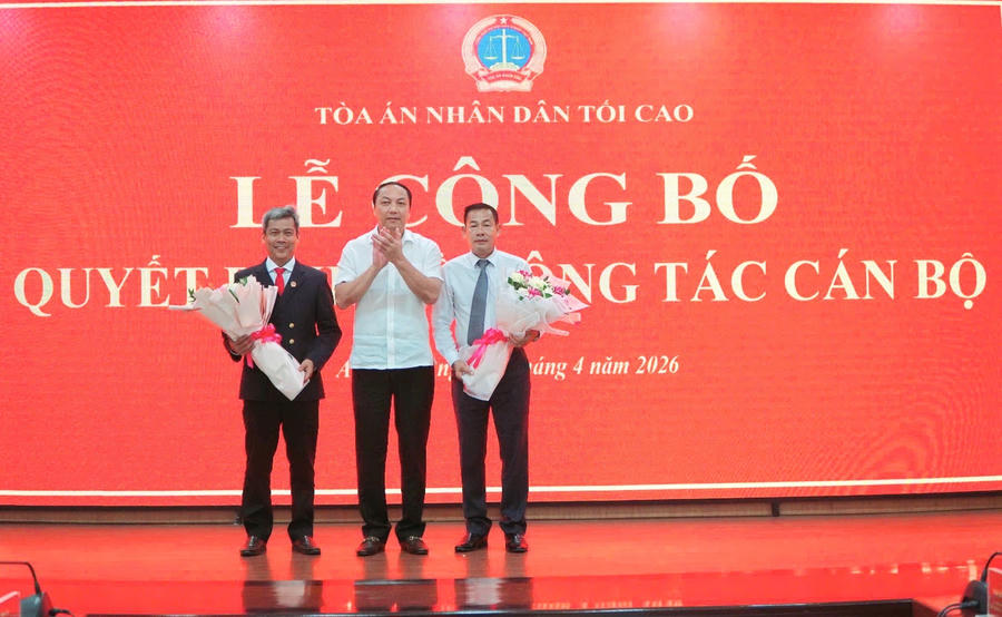 Ông Lâm Minh Thành, Phó Bí thư tỉnh ủy tỉnh An Giang tặng hoa cho tân chánh án TAND tỉnh An Giang Thái Rết và chánh án TAND tỉnh Cà Mau Võ&nbsp;Kế Nghiệp