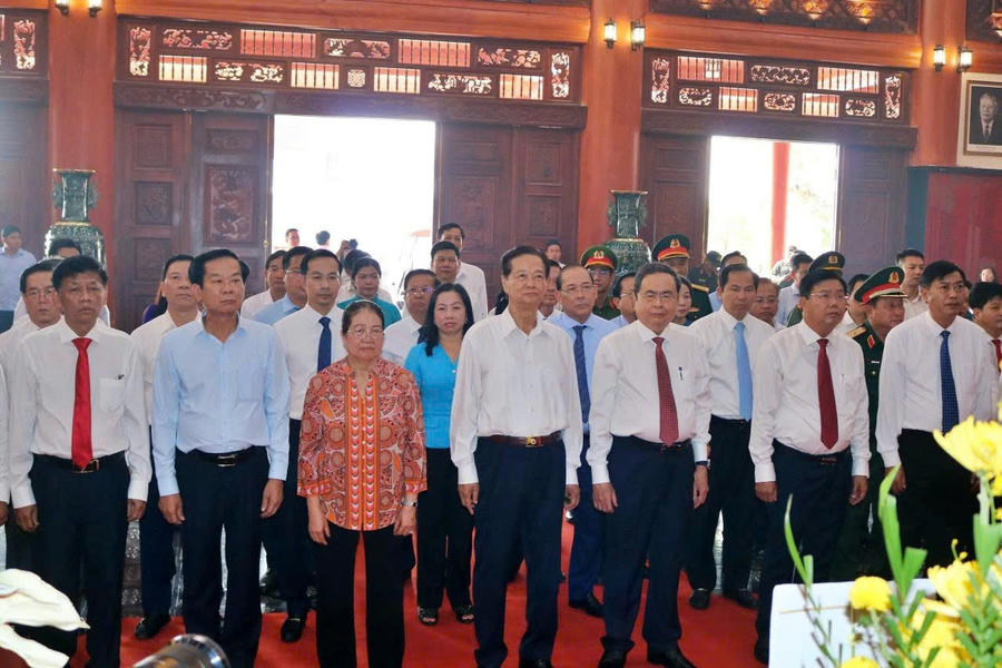 Các đại biểu Đoàn công tác dâng hương.