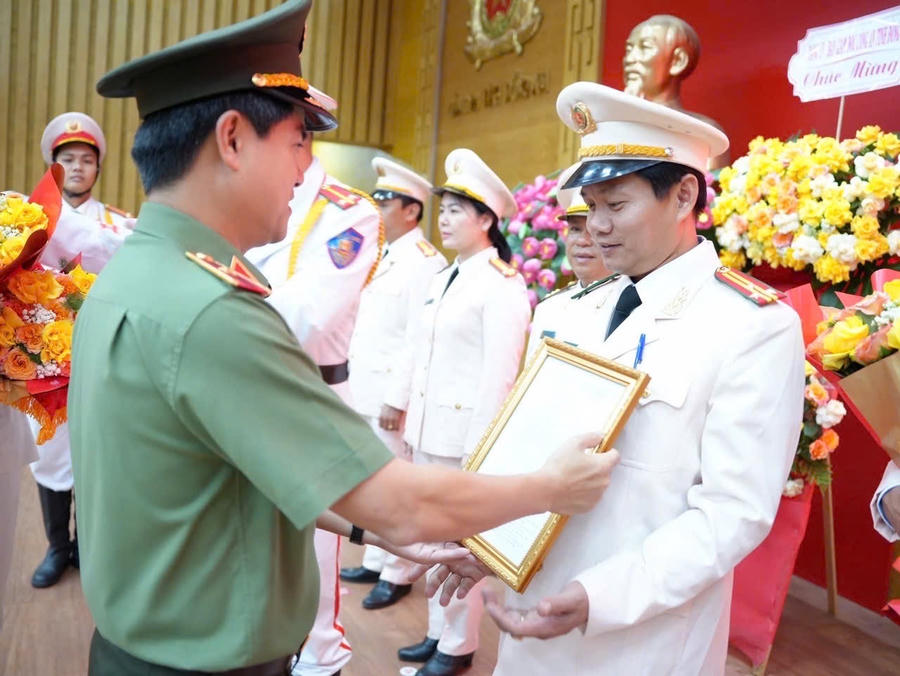 Thiếu tướng Nguyễn Đức Hải – Ủy viên Ban Thường vụ Tỉnh ủy, Bí thư Đảng ủy, Giám đốc Công an tỉnh Đồng Nai trao quyết định thăng cấp cho các đồng chí. 