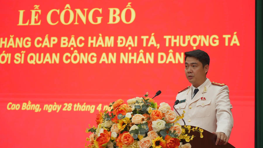 Đại tá Ma Vĩnh Long, Trưởng phòng Cảnh sát hình sự thay mặt các đồng chí được thăng cấp bậc hàm trong đợt này phát biểu nhận nhiệm vụ. Ảnh: CA Cao Bằng.