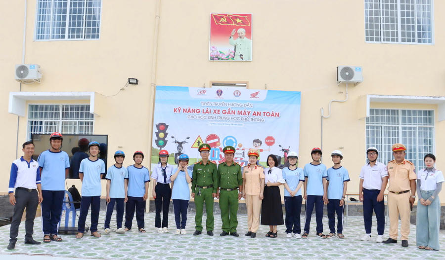 Đại diện Hội Phụ nữ Cảnh sát giao thông cùng đơn vị đồng hành trao tặng những phần quà thiết thực cho các em học sinh có thành tích xuất sắc trong phần giao lưu tìm hiểu kiến thức về an toàn giao thông.