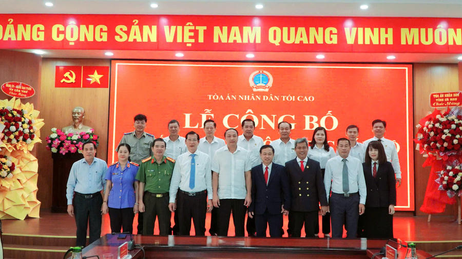 Các đại biểu tham dự buổi Lễ công bố chụp ảnh lưu niệm với hai đồng chí tân Chánh án.