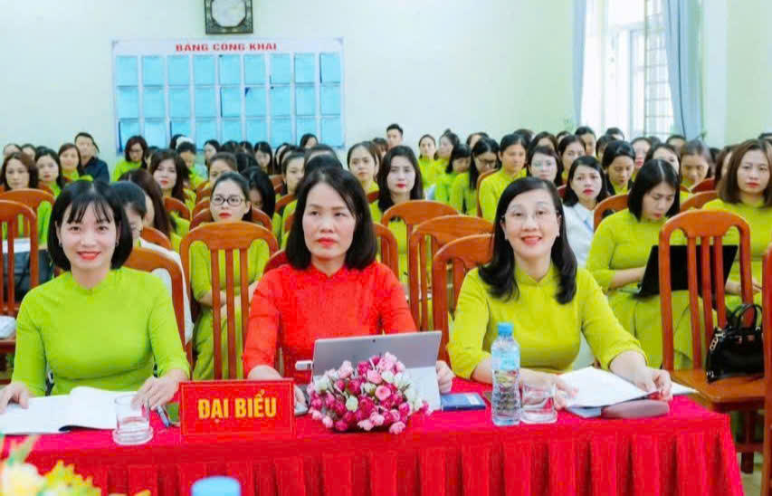 Cô Lương Thị Thanh Phương cùng các giáo viên, đồng nghiệp trong quá trình xây dựng tập thể nhà trường đoàn kết, trách nhiệm.