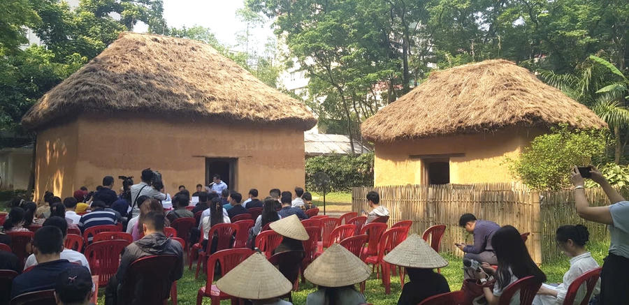 Khác với các công trình mô phỏng, các ngôi nhà kiến trúc dân gian của cộng đồng sinh sống đang trưng bày tại Vườn kiến trúc của Bảo tàng Dân tộc học Việt Nam đều là những ngôi nhà nguyên gốc được người dân nhượng lại, di chuyển về phục dựng tại bảo tàng.