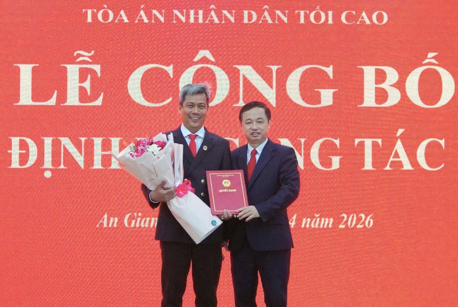 Ông Nguyễn Biên Thùy, Uỷ viên Ban thường vụ Đảng ủy, Phó Chánh án TAND Tối cao (bên phải) trao quyết định bổ nhiệm chánh án TAND tỉnh An Giang cho ông Thái Rết