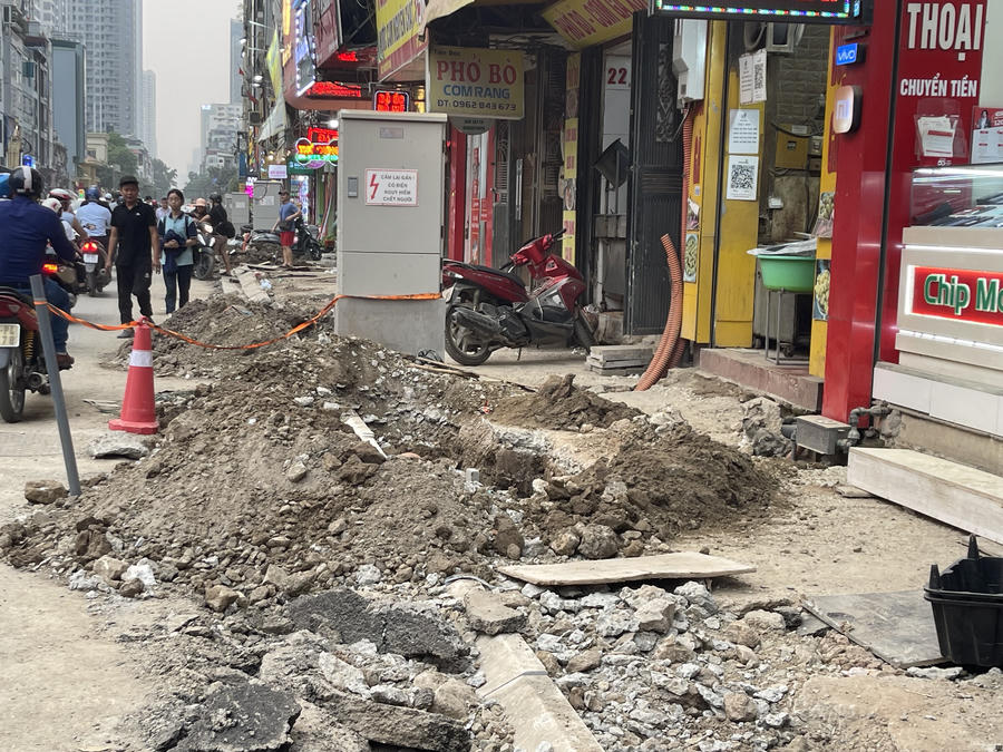 Nhiều tuyến phố ở Hà Nội thi công gây cản trở giao thông, nhất là vào giờ cao điểm