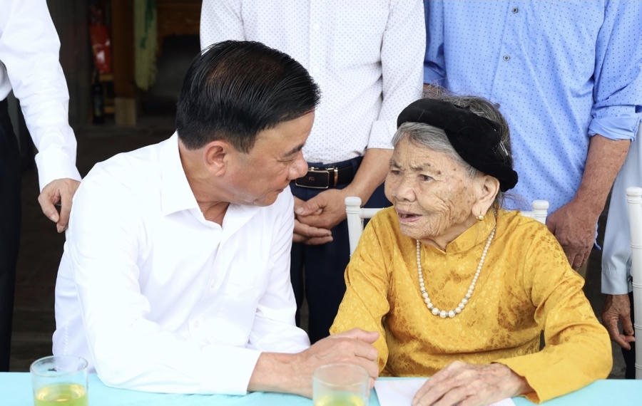 Thường trực Ban Bí thư Trần Cẩm Tú thăm hỏi, tặng quà Mẹ Việt Nam Anh hùng Trần Thị Em tại xã Đại Huệ (Nghệ An) . Ảnh: CTTĐTĐCSVN