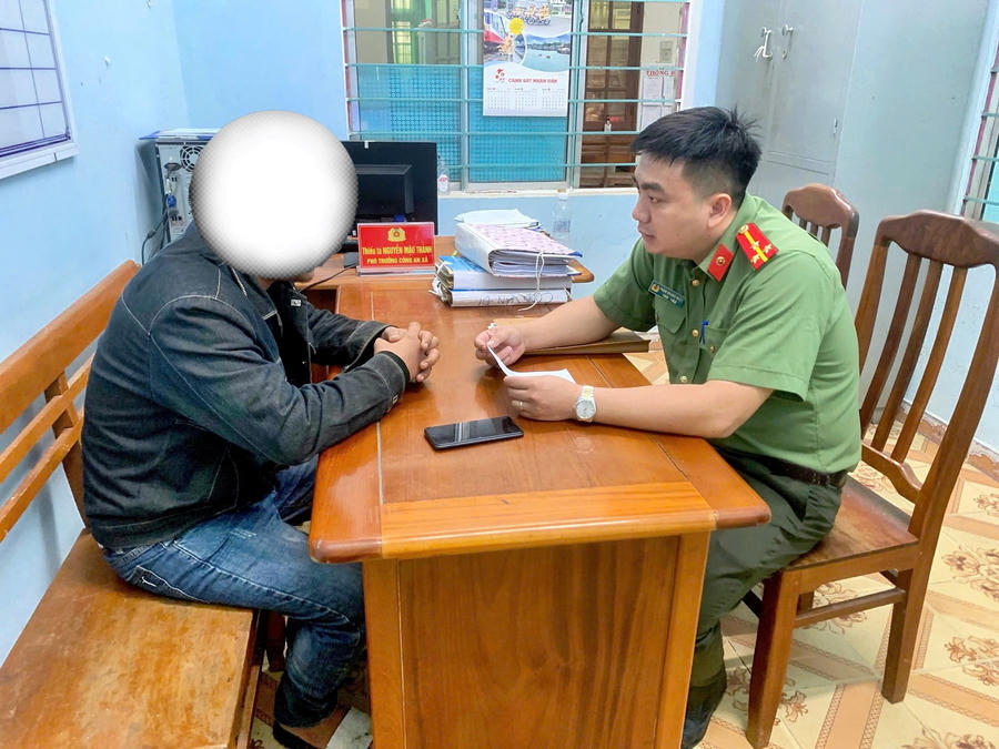 Cơ quan chức năng tiến hành làm việc với đối tượng liên quan đến vụ án. (Ảnh: CAHP)