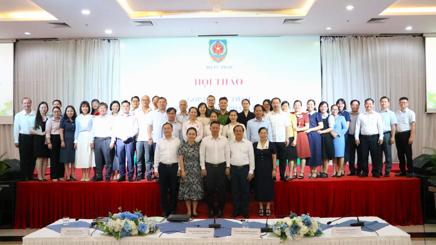 Các đại biểu chụp hình lưu niệm