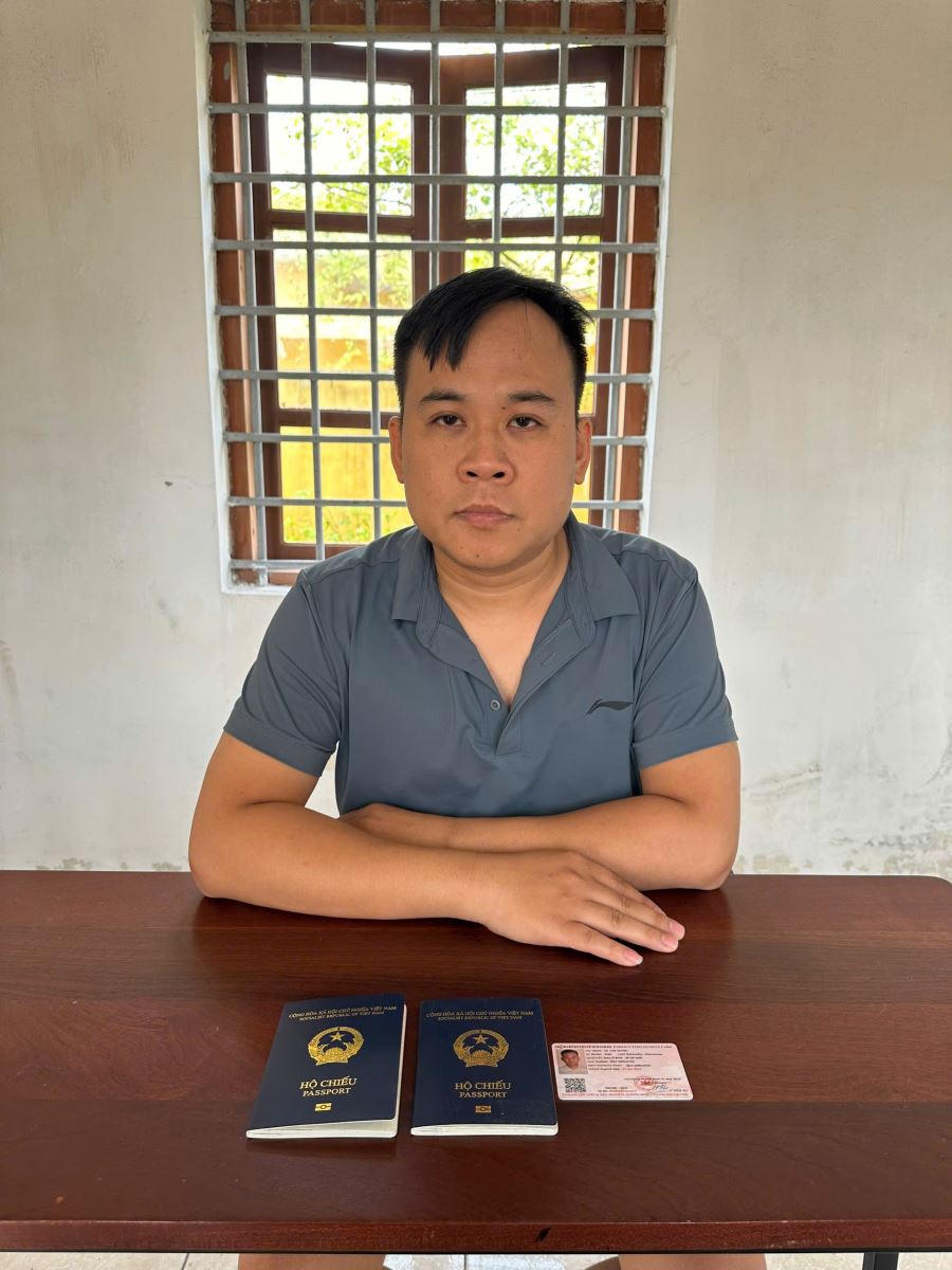 Đối tượng Hà Văn Huynh tại cơ quan Công an. (Ảnh: CAHY)
