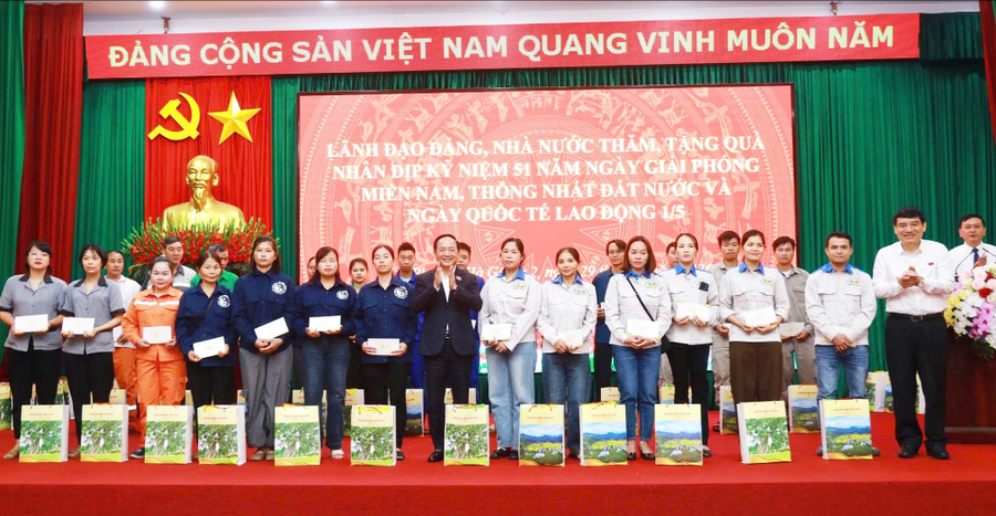 Trưởng Ban Tuyên giáo và Dân vận Trung ương tặng quà cho công nhân, người lao động trên địa bàn tỉnh Tuyên Quang.