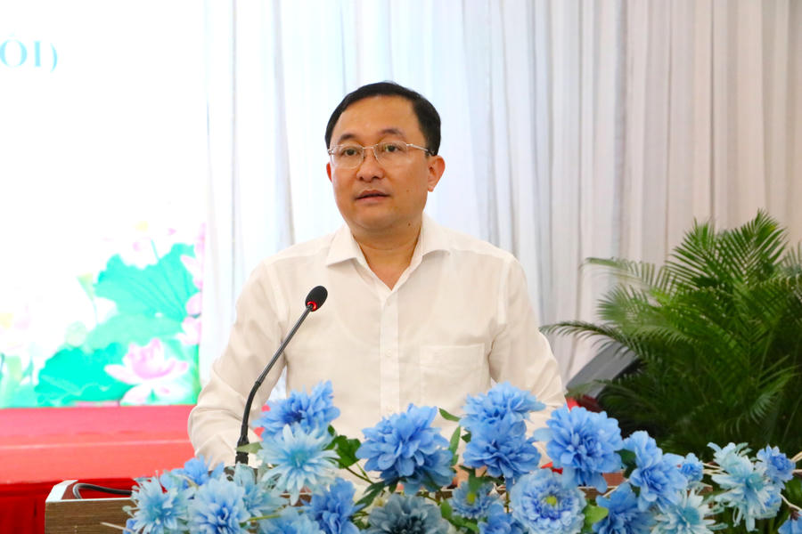 Ông Phan Hồng Nguyên - Phó Cục trưởng Cục PBGDPL và TGPL trình bày báo cáo tổng kết việc thi hành Luật PBGDPL 2012