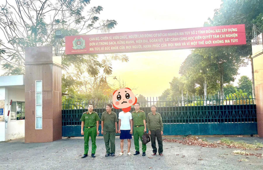 Công an phường Trảng Dài đưa các đối tượng nghiện ma túy đi cai nghiện bắt buộc.