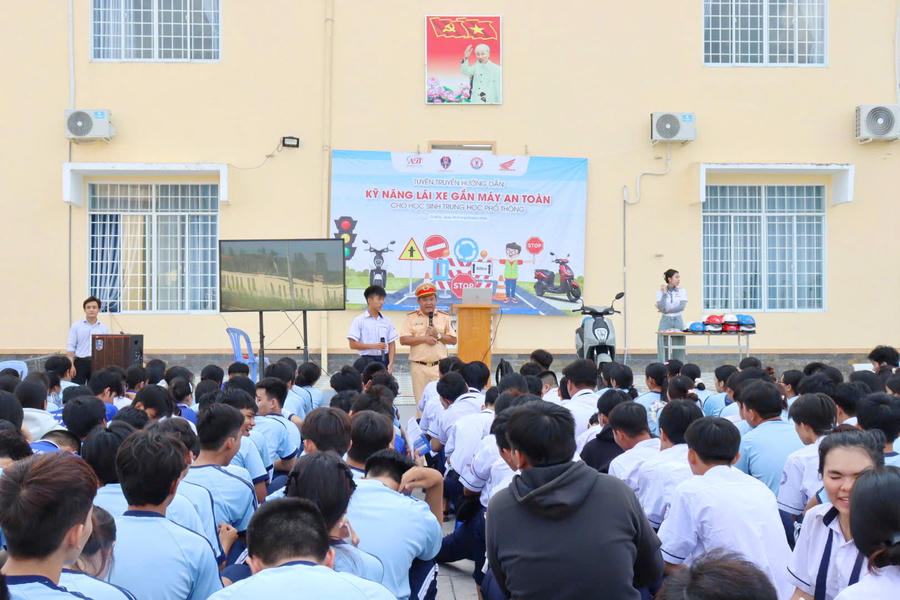 Toàn cảnh buổi tuyên truyền kỹ năng lái xe gắn máy an toàn cho hơn 300 học sinh Trường THPT Lê Văn Đẩu.