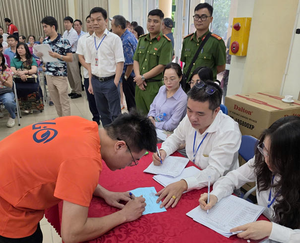 Đại diện các hộ gia đình làm thủ tục để tiến hành bốc thăm căn hộ.