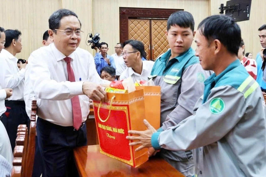 Chủ tịch Quốc hội Trần Thanh Mẫn trao quà tặng gia đình chính sách, công nhân, người lao động có hoàn cảnh khó khăn trên địa bàn tỉnH An Giang 