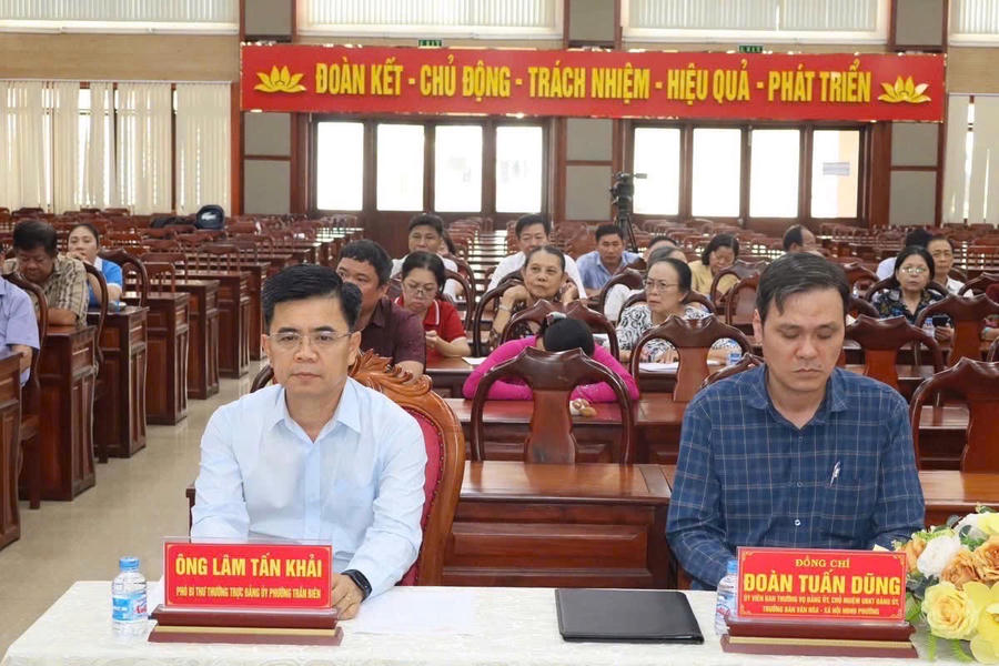 Các đại biểu dự hội nghị.