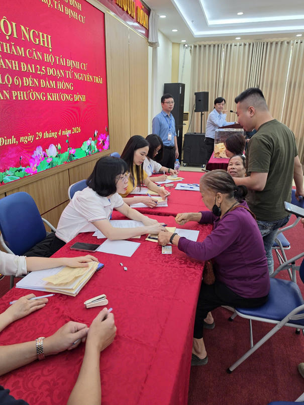 Đại diện các hộ gia đình làm thủ tục để tiến hành bốc thăm căn hộ.