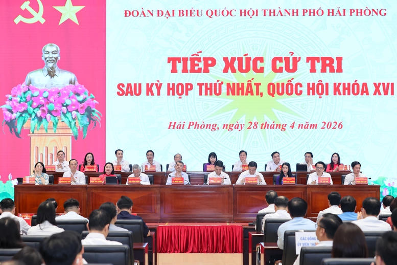 Thủ tướng thông tin về tình hình phát triển kinh tế xã hội với cử tri.