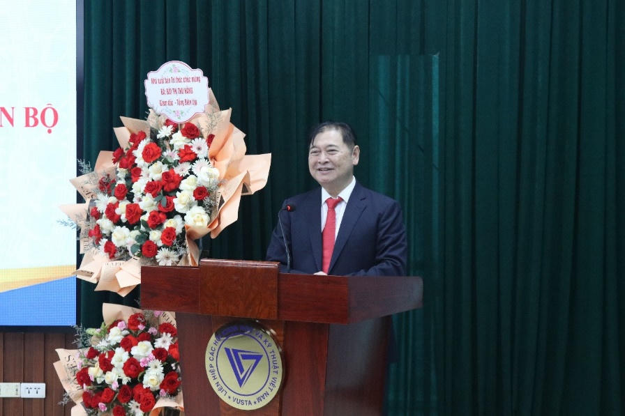 Ông Phan Xuân Dũng phát biểu chúc mừng và giao nhiệm vụ cho tân Giám đốc, Tổng Biên tập Nhà xuất bản Tri thức.