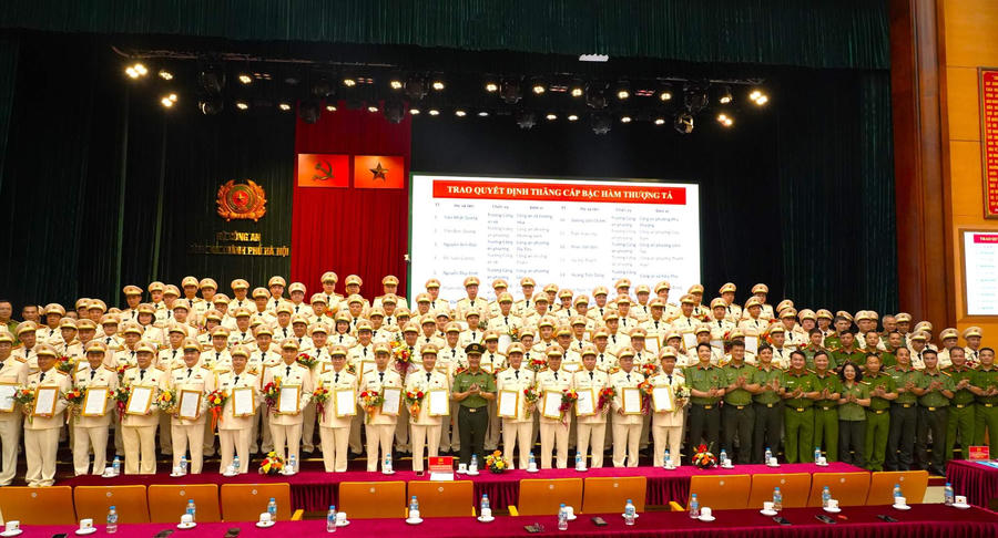 Các đại biểu chụp ảnh lưu niệm.