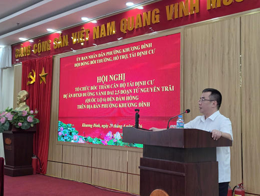 Đồng chí Nguyễn Sỹ Đoàn- Phó Bí thư Đảng ủy, Chủ tịch UBND phường chỉ đạo, điều hành Hội nghị bốc thăm căn hộ tái định cư.