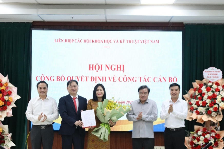 Thường trực Đoàn Chủ tịch VUSTA chúc mừng tân Giám đốc, Tổng Biên tập NXB Tri thức Bùi Thị Thu Hằng.
