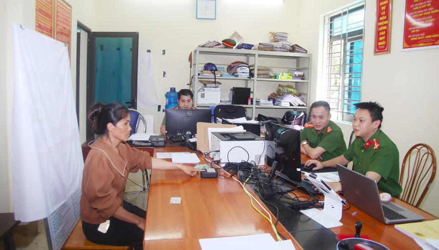 Công an xã Tùng Vài (Tuyên Quang) triển khai cấp tài khoản định danh tổ chức và tài khoản định danh điện tử mức độ 2 cho công dân từ 6 - 14 tuổi. (Ảnh: Hoàng Chính).