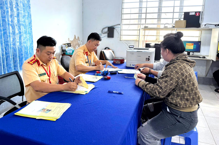 Cán bộ CSGT Công an Cà Mau hướng dẫn, tiếp nhận hồ sơ sát hạch GPLX cho người dân trong kỳ nghỉ lễ Giỗ Tổ Hùng Vương.