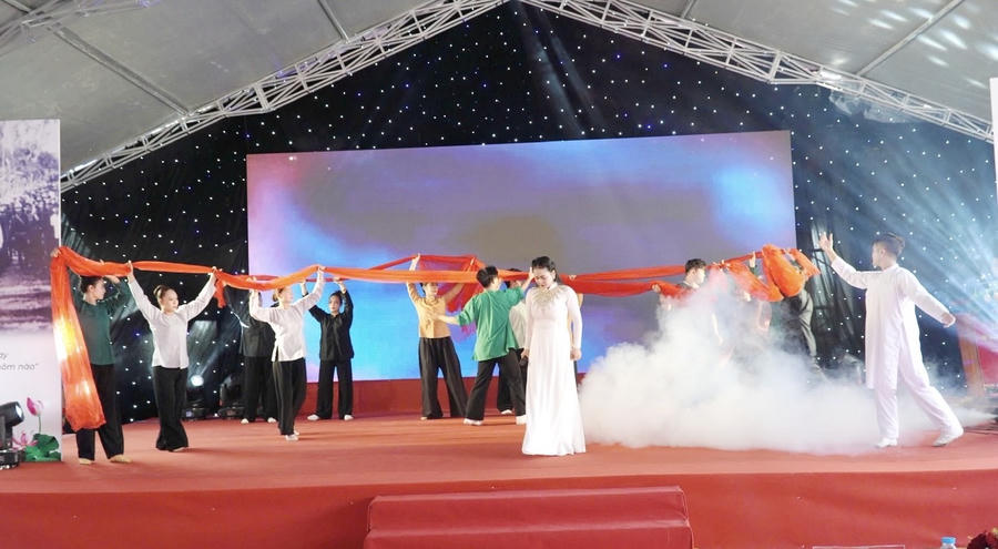 Một tiết mục văn nghệ chào mừng Lễ kỷ niệm 80 năm Trận Giồng Bốm.