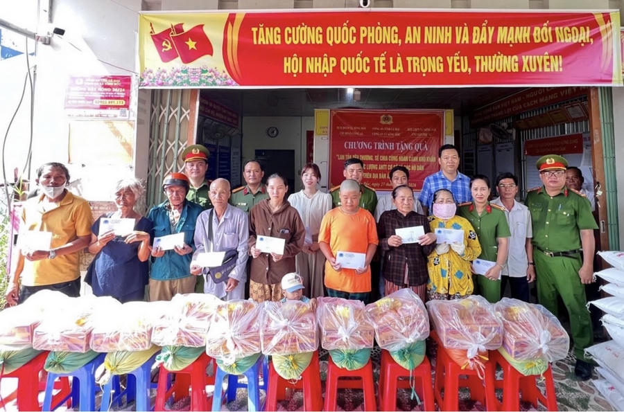 Công an xã Sông Đốc tặng quà cho các gia đình chính sách dịp 30/4.