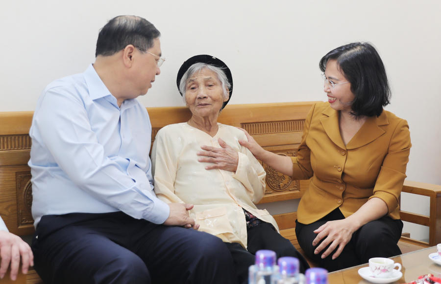 Các đồng chí lãnh đạo Trung ương, lãnh đạo tỉnh thăm, động viên Mẹ Việt Nam Anh hùng Nguyễn Thị Thực (tổ 12, khu 7, phường Cao Xanh).