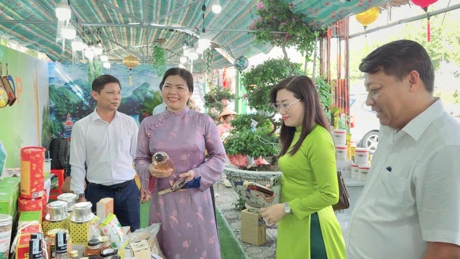 Đại biểu tham quan các sản phẩm OCOP.