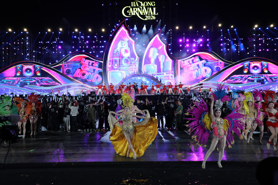 Vũ công trình diễn sôi động trên sân khấu Carnaval Hạ Long 2026.