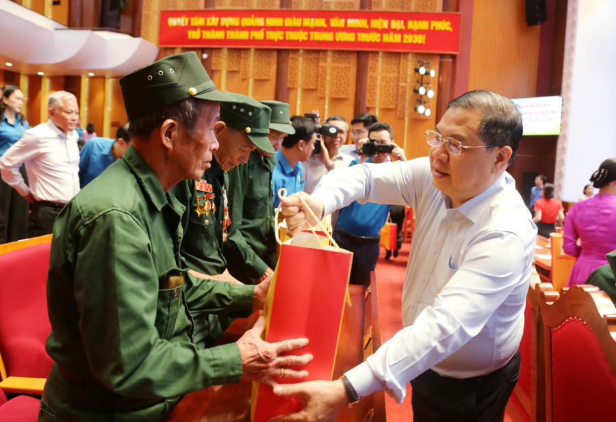 Ông Phạm Gia Túc, Ủy viên Bộ Chính trị, Phó Thủ tướng Thường trực Chính phủ tặng quà cho người có công.