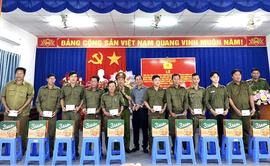 Lực lượng an ninh, trật tự cơ sở xã Vĩnh Hậu nhận quà từ Công an xã.