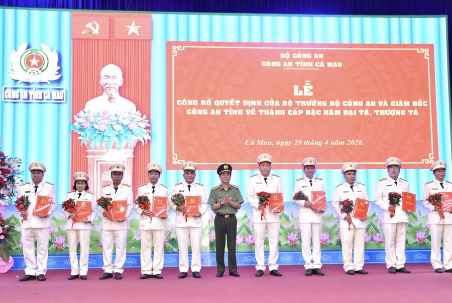 Đại tá Phạm Minh Lũy - Ủy viên BTV, Phó Giám đốc Công an tỉnh Cà Mau, trao Quyết định và tặng hoa chúc mừng các đồng chí được thăng cấp bậc hàm Thượng tá.