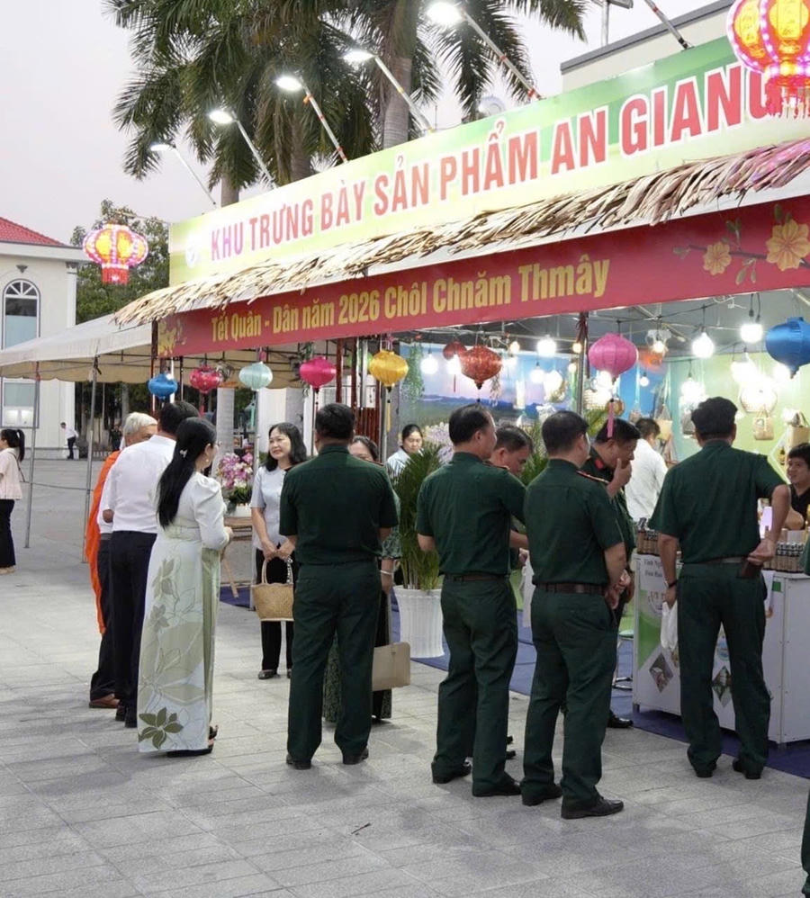 Không gian trưng bày sản phẩm An Giang tại Lễ tổng kết các hoạt động “Tết Quân - Dân” năm 2026 Chôl Chnăm Thmây ở xã Hòn Đất