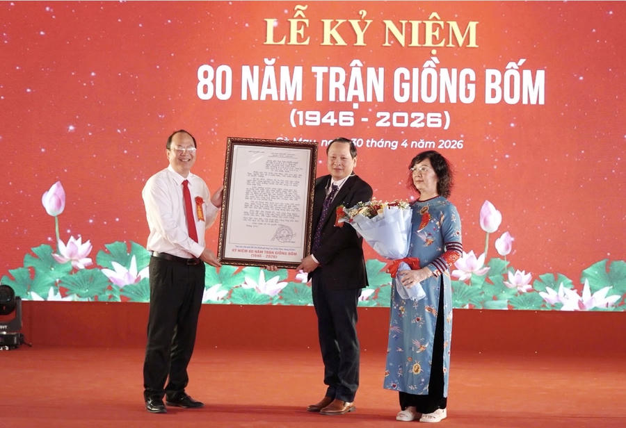 Ông Nguyễn Hồ Hải - Ủy viên BCH TW Đảng, Bí thư Tỉnh ủy Cà Mau, Trưởng Đoàn ĐBQH tỉnh, trao bức thư của Chủ tịch Hồ Chí Minh gửi cụ Cao Triều Phát cho thân nhân gia đình cụ.